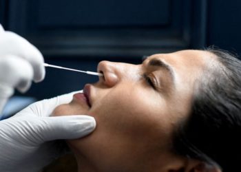 Brasil ultrapassa 100 mil casos diários de Covid e 251 mortes diárias