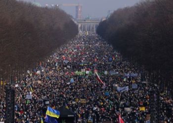 Milhares de pessoas participam de protestos em Berlim contra a guerra na Ucrânia