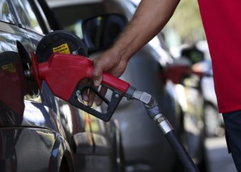 Gasolina ultrapassa R$ 8 pela primeira vez, segundo levantamento da ANP