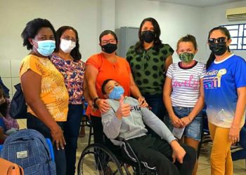 Aluno municipal recebe cadeira de rodas da Prefeitura de José de Freitas