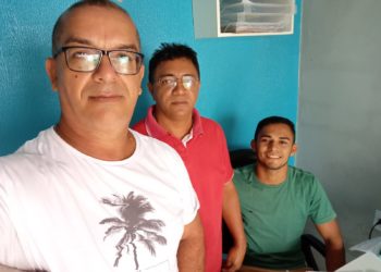 João Araújo visita empresa do filho Abraão Araujo na companhia do Radialista Arimatea Ferreira