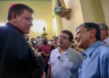 Rafael e Wellington participam da procissão na abertura dos festejos de Campo Maior