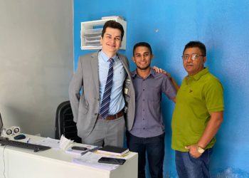 João Araújo visita empresa do filho Abraão Araújo na companhia no Dr. Marcos Vinicius