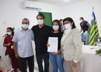 Prefeito Roger Linhares dá posse a 29 novos servidores públicos