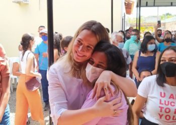Vanessa Tapety é abraçada em grande reunião em José de Freitas