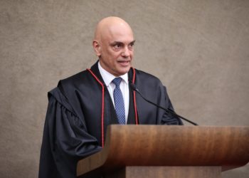 Moraes toma posse como presidente do TSE e destaca que CF não permite discurso de ódio