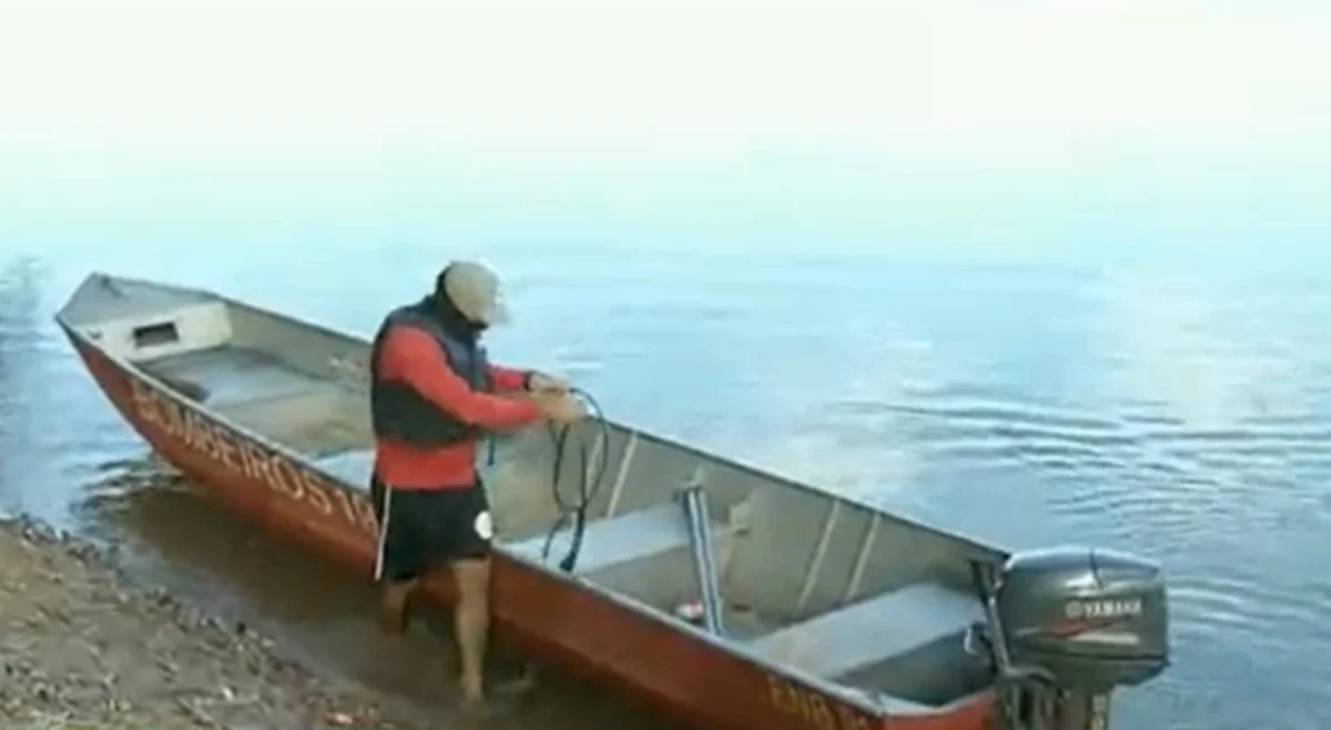 Populares encontram um dos corpos das vítimas de afogamento em Nazária