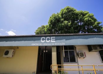 Assaltante armado invade sala na UFPI, faz arrastão e tranca alunos e professora