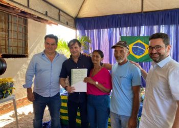 Prefeito Roger Linhares participa da solenidade de assinatura de títulos para famílias de assentamentos
