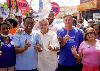 Sílvio e Joel realizam caminhada pelo bairro Mocambinho e reúnem multidão de eleitores