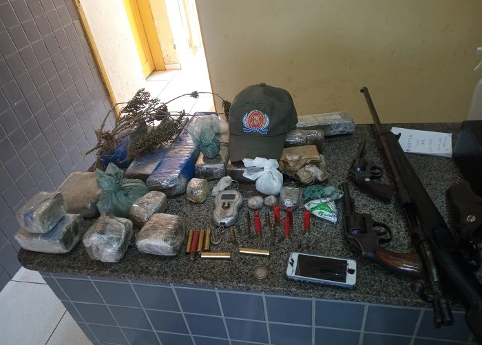 PM apreende 20 quilos de drogas, três armas e produtos de roubo em José de Freitas