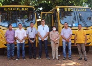 Prefeitura de José de Freitas entrega duas vans e cinco ônibus escolares para Educação do município