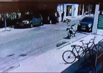 Câmeras flagram troca de tiros entre bandidos e polícia em Teresina