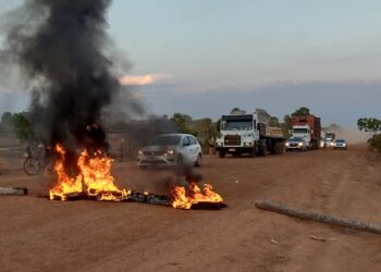 Vendedores fazem manifestação na PI-113 na localidade Tucuns em  José de Freitas
