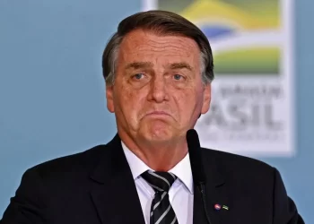 Bolsonaro mantém silêncio após derrota para Lula; aliados chegam ao palácio