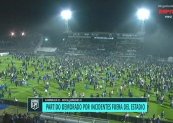 Jogo do Boca Juniors no Argentino é suspenso após gás lacrimogênio invadir estádio e causar mal-estar em jogadores e torcida