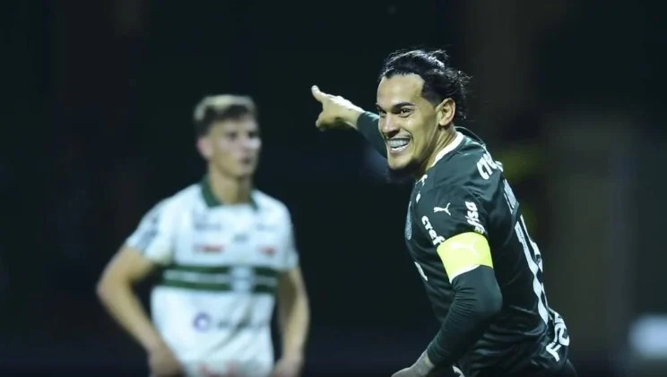 Palmeiras goleia o Coritiba e abre 12 pontos na liderança do Brasileirão