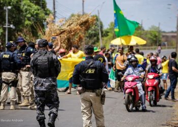 Apoiadores de Bolsonaro mantêm bloqueio na ponte da Tabuleta em Teresina