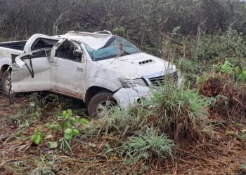 Motorista perde controle de veículo e capota em José de Freitas