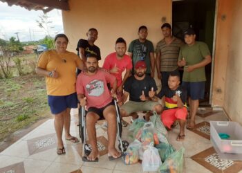 Associação dos Chevetteiros de José de Freitas entrega cestas básicas para Jovem está sem poder caminhar