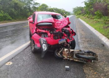 Colisão entre carro e moto deixa um jovem morto na BR-343, em Amarante