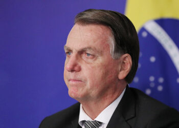Bolsonaro cogita sair do país para não passar faixa para Lula