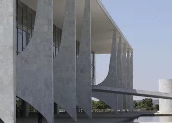 Após recusa de Ministros do STF ao convite de Bolsonaro, Planalto avalia pronunciamento do presidente nas próximas horas