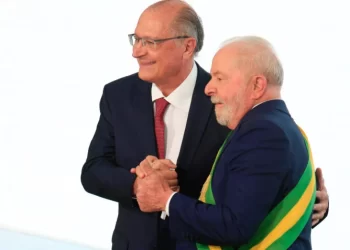 Com presença de Lula, Alckmin toma posse como ministro do novo governo