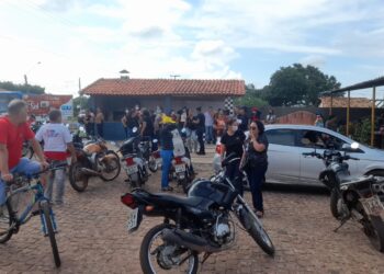 Servidores da educação de José de Freitas realizam manifestação pelo não pagamento do rateio