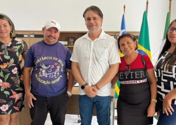 Prefeito de José de Freitas recebe educadores para dialogar sobre rateio do Fundeb