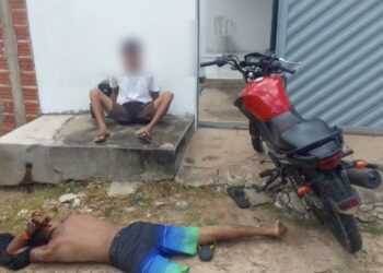 Polícia prende dois homens e apreende motocicleta roubada em José de Freitas