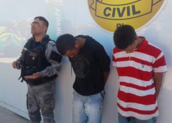 Dupla é presa em José de Freitas acusados de roubar uma motocicleta em Barras