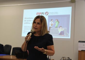 Coordenadora do Nupevid/MPPI realiza palestra sobre relação entre alcoolismo e violência doméstica