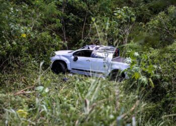 Caminhonete cai da ponte Wall Ferraz após motorista cochilar e perder o controle