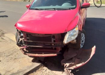 Jovens ficam feridos em colisão entre moto e carro em José de Freitas