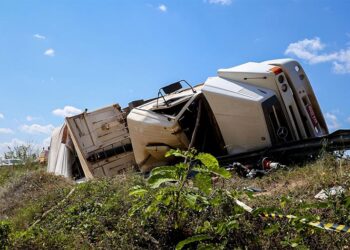 Caminhão tomba e motorista morre em acidente próximo ao Rodoanel de Teresina