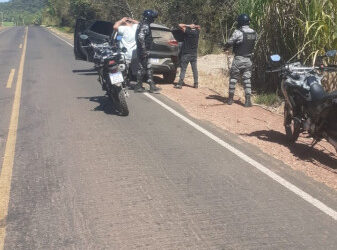 Polícia Militar prende dupla com drogas e dinheiro trocado em União