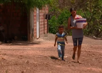 Bairro em José de Freitas está há quatro meses sem água e moradores pegam água de chafariz