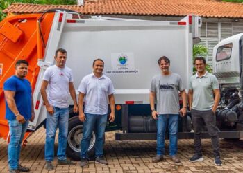 Prefeito de José de Freitas entrega novo caminhão compactador de lixo à população