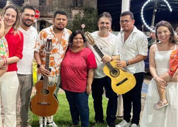 Prefeito de José de Freitas acende as luzes do Natal Luz no centro do município