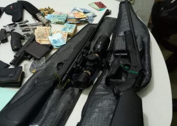 PM encontra armas, celulares e dinheiro em casa de suspeitos de assalto em Floriano