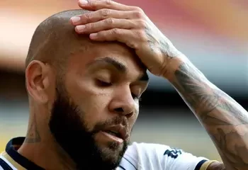 Daniel Alves é condenado por estupro na Espanha
