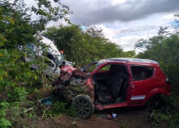 Grave acidente entre ambulância e carro deixa um morto e dois feridos