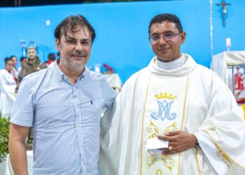 Prefeito Roger Linhares participa da missa de despedida do Padre Gilcimar
