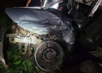 Batida entre caminhão e carro deixa duas pessoas mortas na BR-316, no Piauí