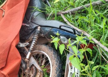 Motocicleta furtada é encontrada pela polícia na cidade de José de Freitas