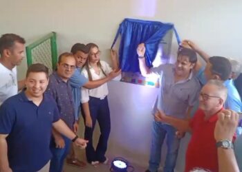 Prefeito Roger Linhares inaugura quadra esportiva na Escola Municipal Filomena Alves