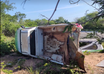 Caixão cai na BR-316 após acidente com carro funerário em Inhuma
