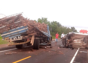 Mulher morre em acidente envolvendo caminhão e táxi em José de Freitas