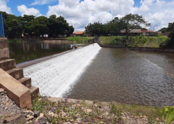Barragem do Bezerro em José de Freitas deslumbra visitantes com seu transbordamento